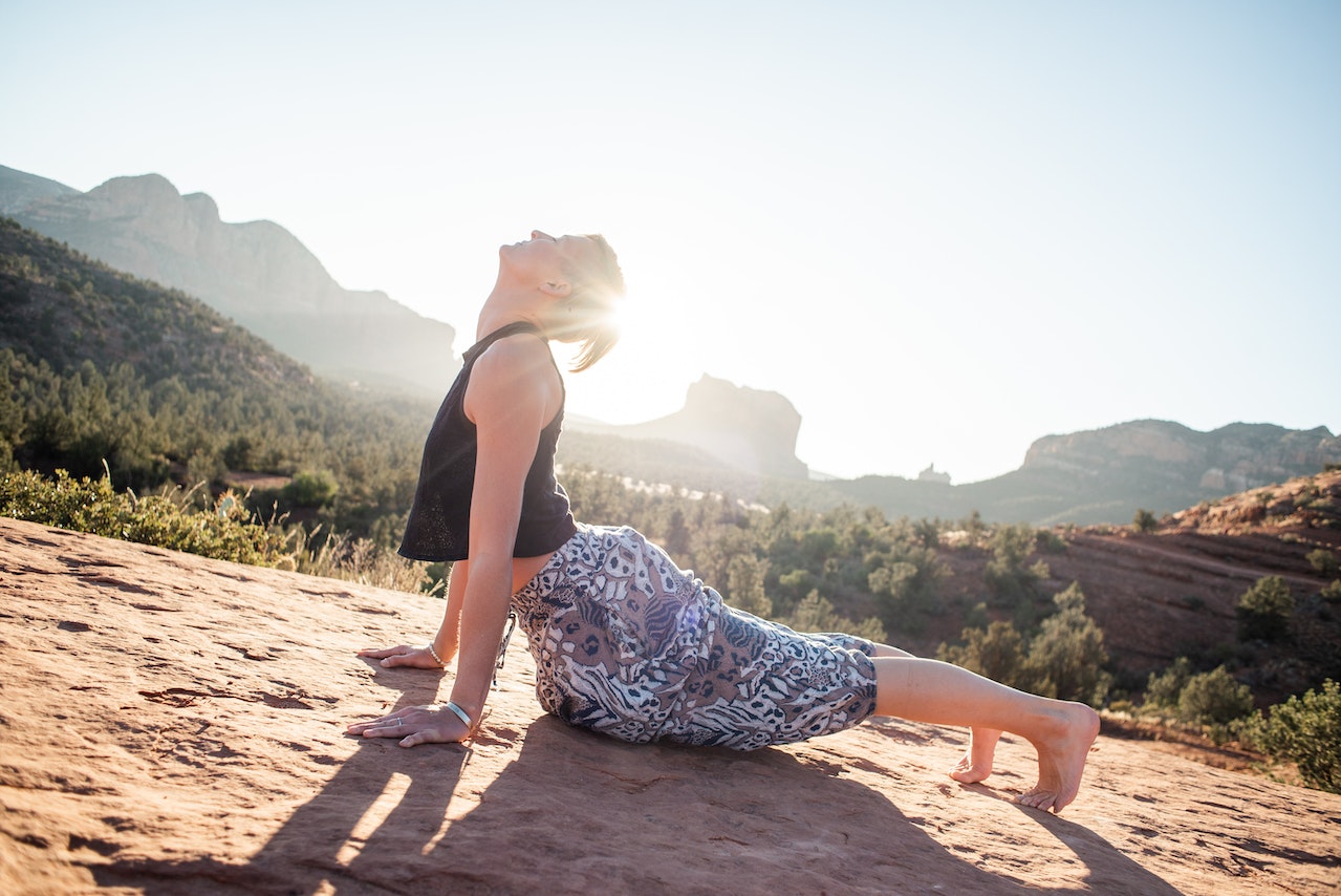 Saludo ao sol: uma das práticas mais conhecidas do yoga que perdurou por milhares de anos 